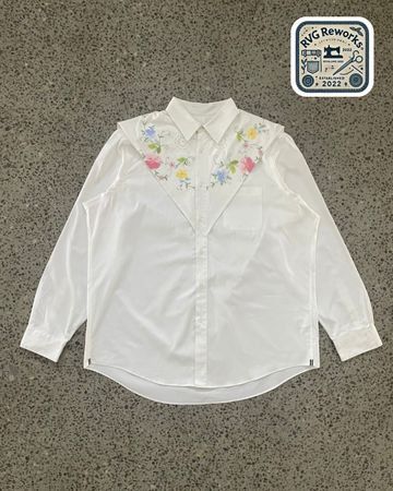 Camiseta de botones con cuello bordado reciclada