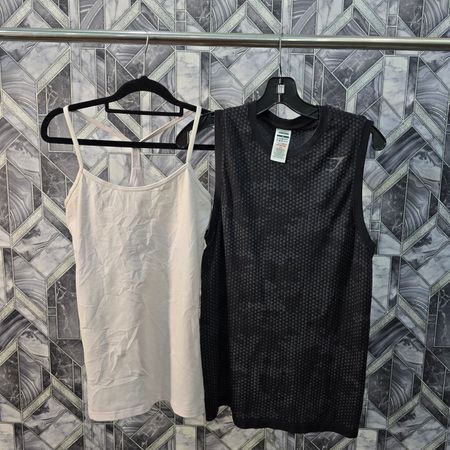AV-0492 GymSharkとLululemonのタンクトップ