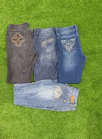 Jeans flare/bootcut com detalhes sem marca