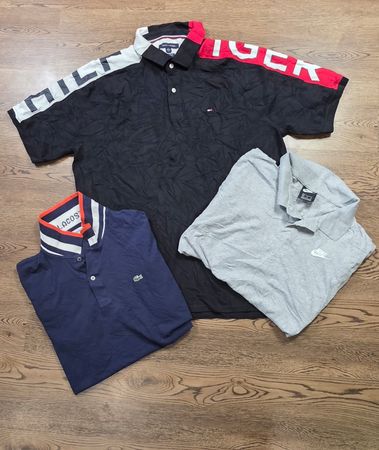 Mix camisetas de gola com marca