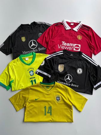 T-shirts authentiques de football