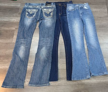 1620 - Stickstil Schlag- und gerade Jeans.