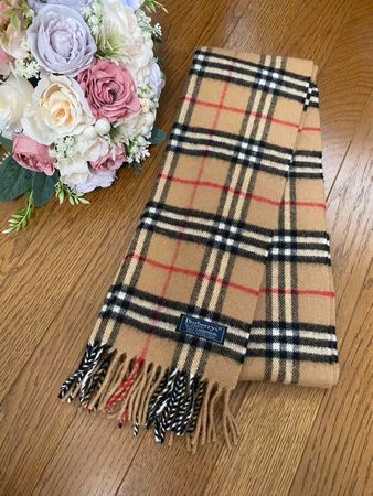 Beige Burberry scarves 100% Lambswool