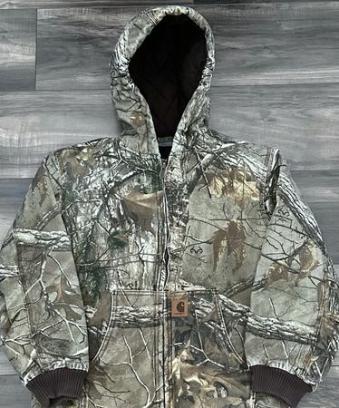 Rielaborazione giacca carhartt ny personalizzata mano scelta real tree