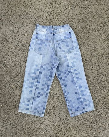 Jeans a gamba larga stampati al laser riciclati