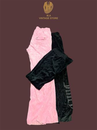 Calças Juicy Couture com marca.