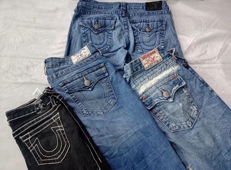 CR6367 True Religion Flare / Straight Jeans