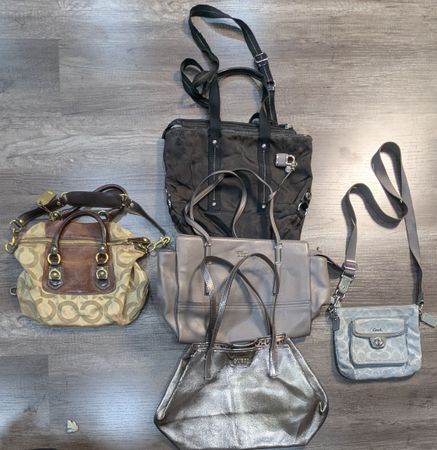 3824 - Guess , Coach Bags