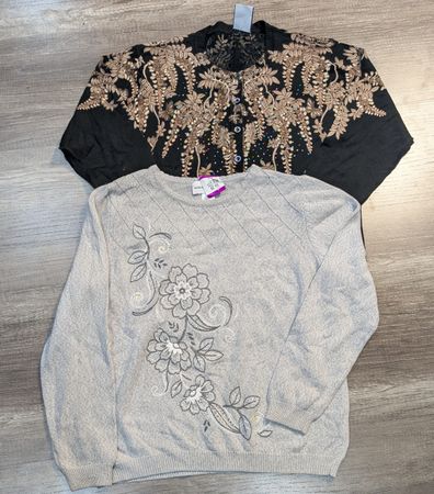 4046 - Vintage-Style Embalish Sweater