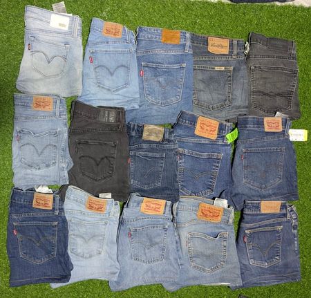 LEVI’S MINI SHORTS (C 011)