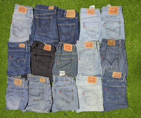LEVI’S MINI SHORTS (C 015)
