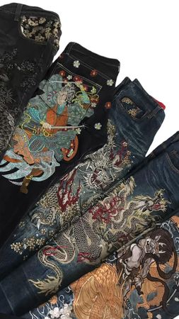 Jeans bordados com tatuagens japonesas
