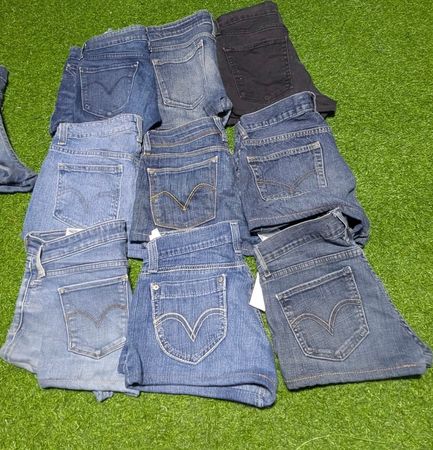 LEVI’S MINI SHORTS (C 83)