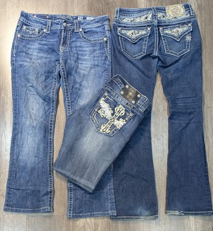 4866 - Miss Me, True Religion Straight und Flare Jeans