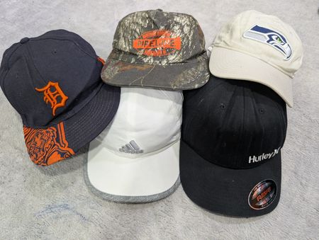 ZV2160 Mixed Brand Caps (264)