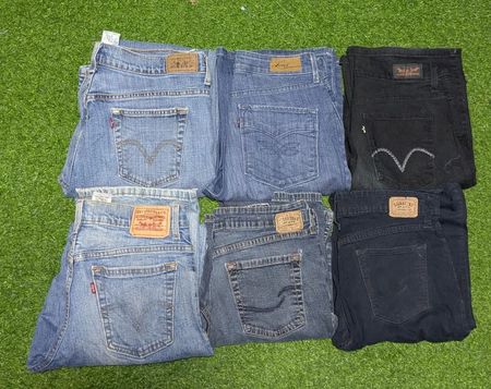 LEVI’S JEANS (B 32)