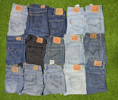 LEVI’S MINI SHORTS (C 015)