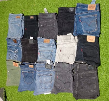 LEVI’S MINI SHORTS (C 59)