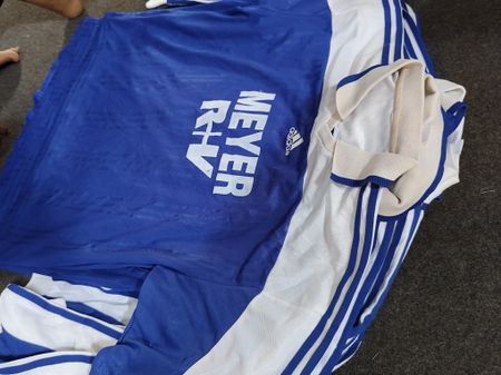 Football jerseys 90s