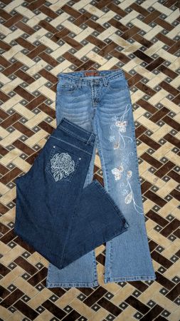 Jeans a campana decorati e ricamati Y2K