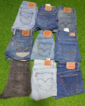 LEVI’S MINI SHORTS (C 97)