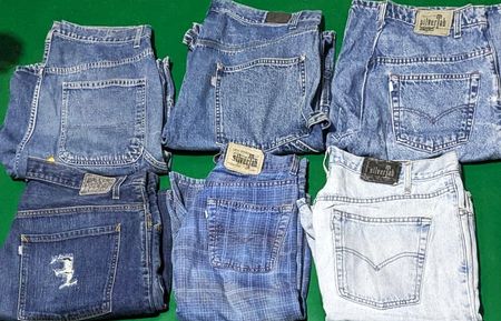 LEVI’S SILVER TAB SHORTS (D 16)