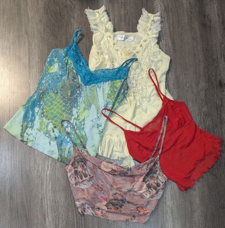 3040 - Top de tirantes estilo Y2K