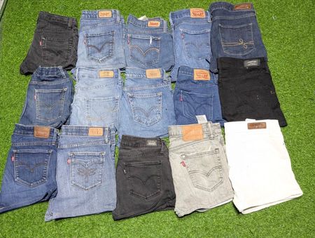 LEVI’S MINI SHORTS (C 113)
