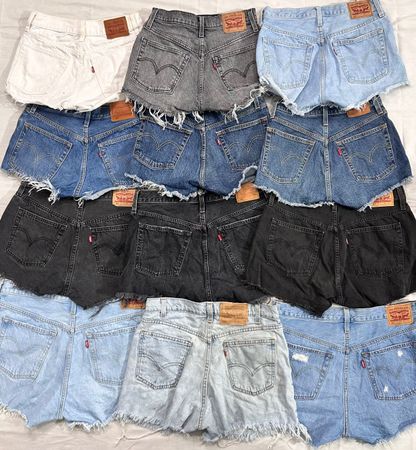 Levis high rise mini denim shorts (070)