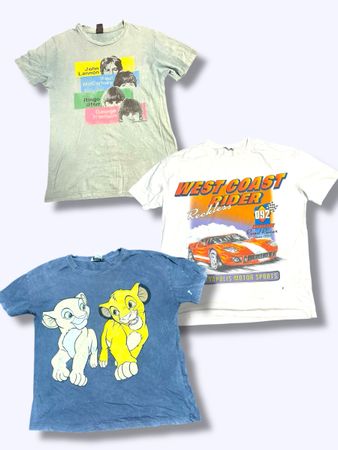 T-shirt grafica firmata per un look da strada quotidiano