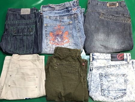 ROCAWEAR AND OTHER MIX BRANDS SHORTS (D 31)