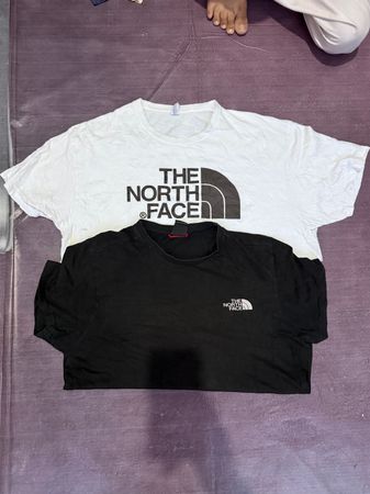 La maglietta The North Face