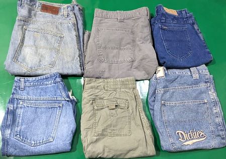 CARHARTT  AND OTHER MIX BRANDS SHORTS (D 42)