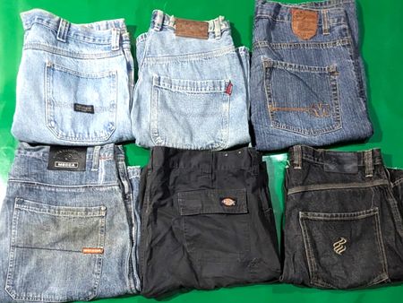 ROCAWEAR AND OTHER MIX BRANDS SHORTS (D 44)
