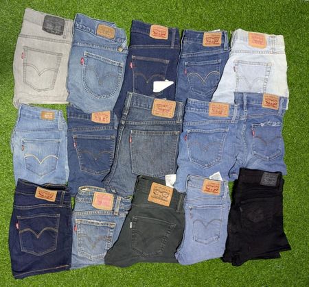 LEVI’S MINI SHORTS (C 007)