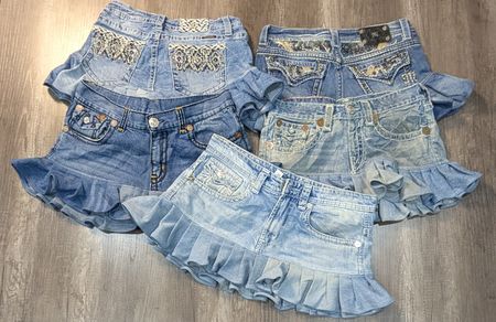 5402 - Upcycle Miss me und True Religion Mini-Jeansröcke