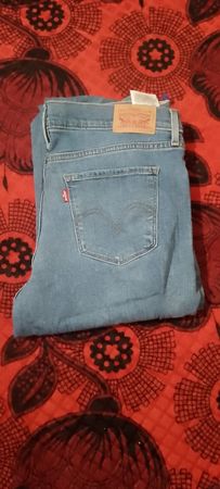 Woman Levi's 512 pants