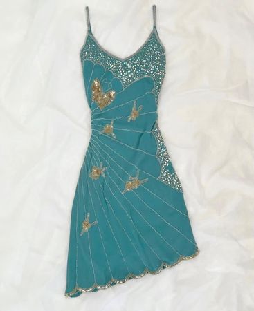 Robe à perles et robe y2k mélangée