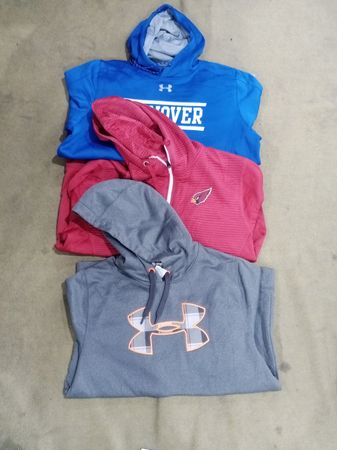 Pulls à capuche de marques mélangées