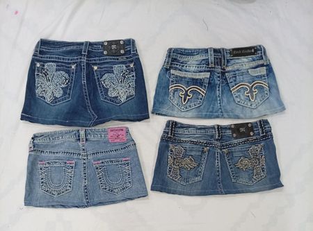 CR8479 JUPES EN DENIM MINI MARQUÉES UP-CYCLÉES