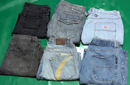 REVOLT AND OTHER MIX BRANDS SHORTS (D 26)
