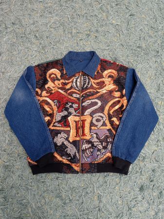 Upcycled attraktive Wandteppichjacken mit Denim-Ärmeln