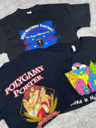 T-shirts noirs imprimés