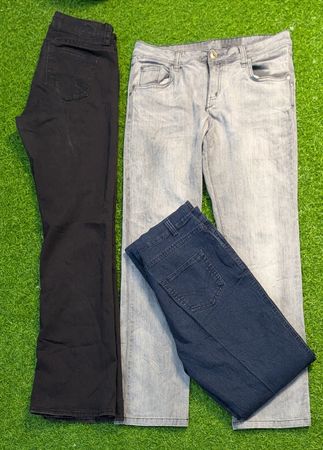 6037 - Unmarkierte Flare- und Straight-Jeans