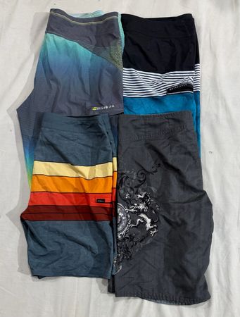 Branded surfwear shorts (689)