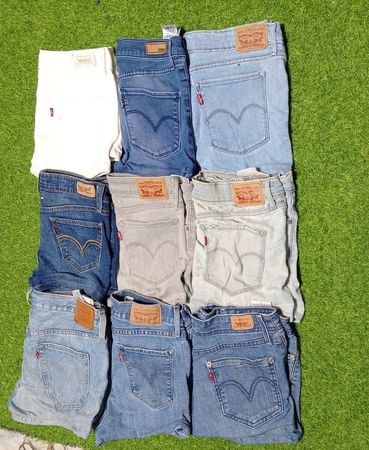 LEVI.S  MINI SHORTS (C 66)
