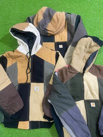 アップサイクルされたカーハートフーディジャケット