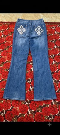 Jeans acampanados y de corte bootcut bordados (sin marca)