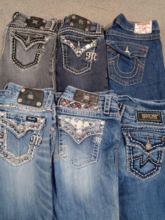 HD1489 Damen Miss Me, True Religion und Rock Revival Schlagjeans