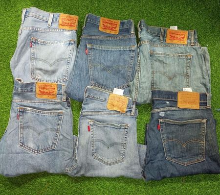 LEVI’S SHORTS (D 127)